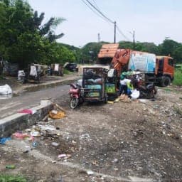 Gerak Cepat! Camat Medan Johor Benahi Sampah di Inspeksi Kanal