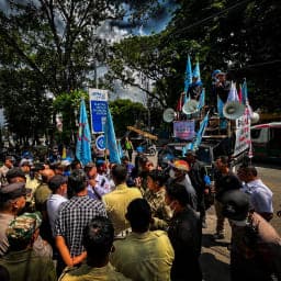 SUMUT GELAP !!! Massa DPN Kembali Mengamuk di Kantor PLN Wilayah, Desak Kepastian Soal Kompensasi Blackout