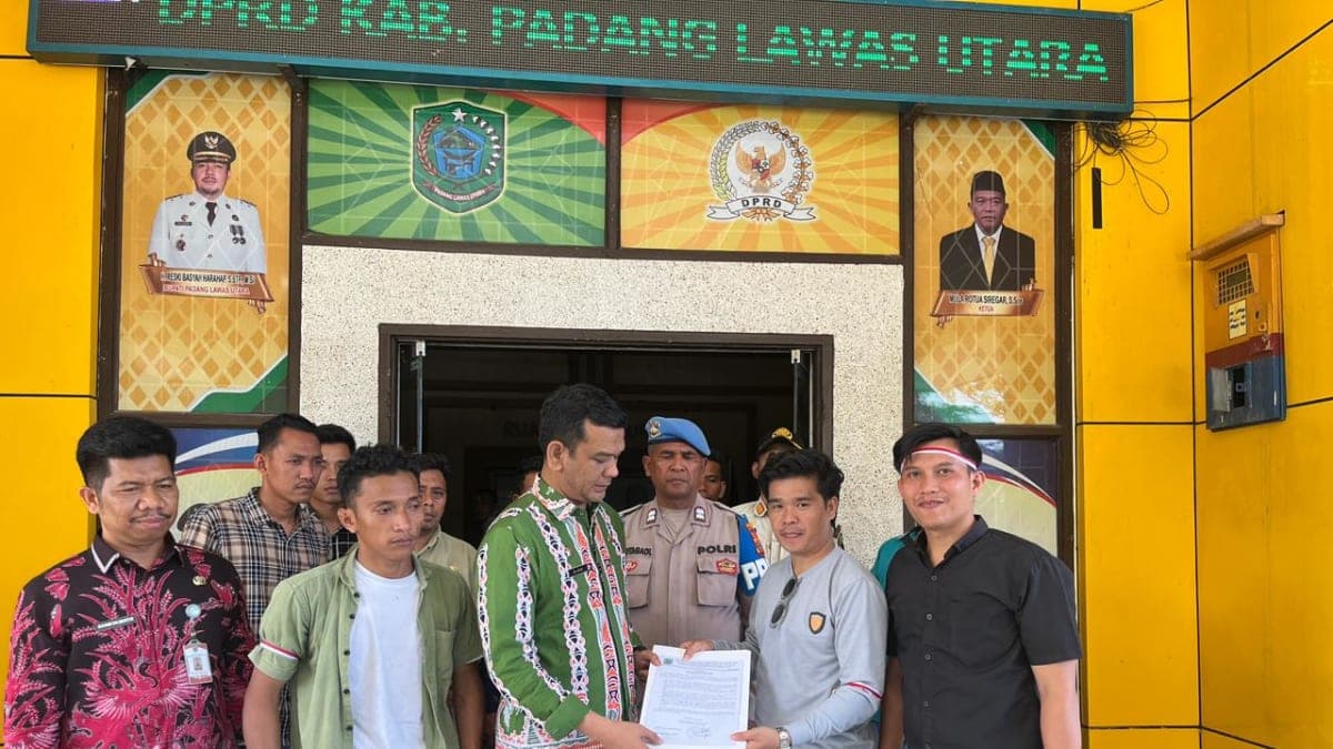 Memanas! Massa GUSUR Terobos Gerbang DPRD Paluta, Tuntut Audit Program Makan Bergizi Gratis , DPRD Janjikan RDP